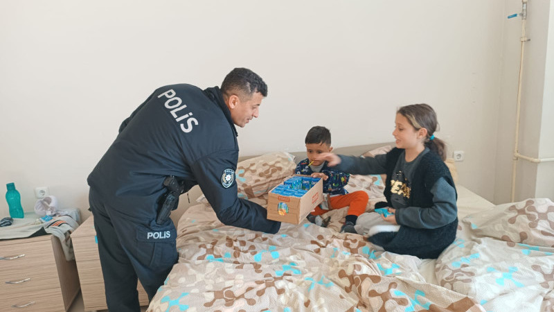 Karapınar'da polis memurları  depremzedeleri ziyaret etti