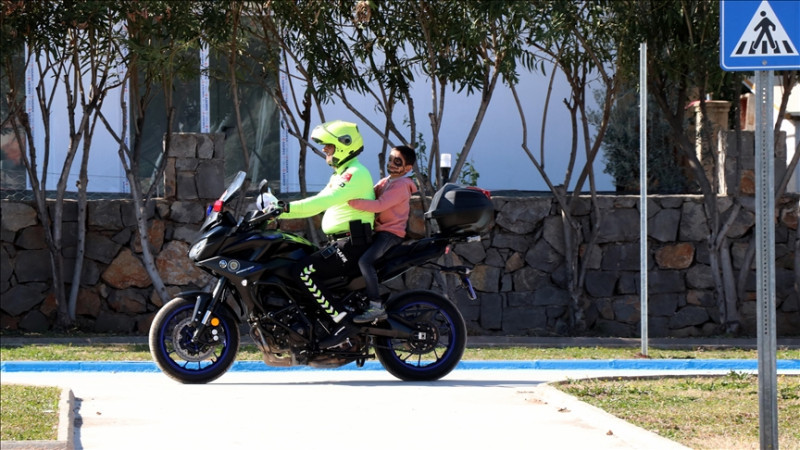 Çocuklar polis motosikletiyle gezdi