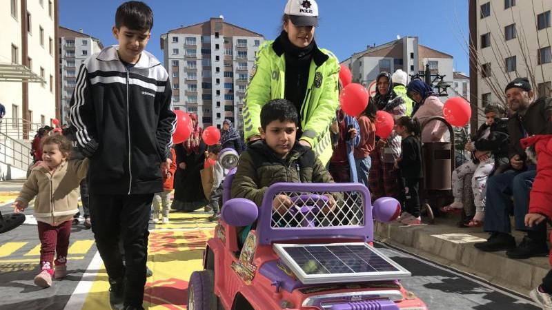 Depremzede Çocuklar Polislerle Doyasıya Eğlendi