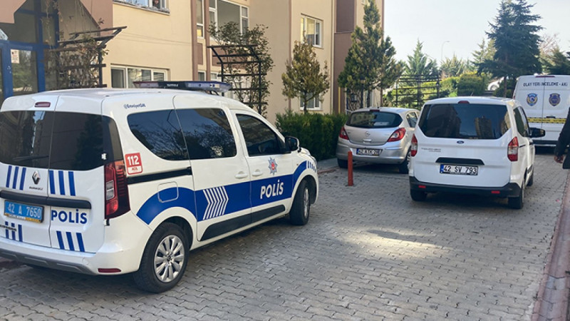 Cinnet getiren emekli polis eşini ve çocuklarını vurdu