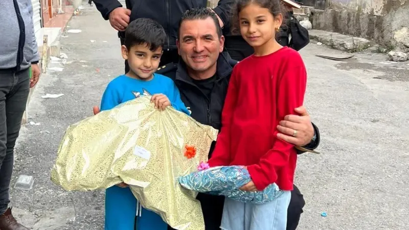 Konak Polisinden Çocuklara Yılbaşı Hediyesi