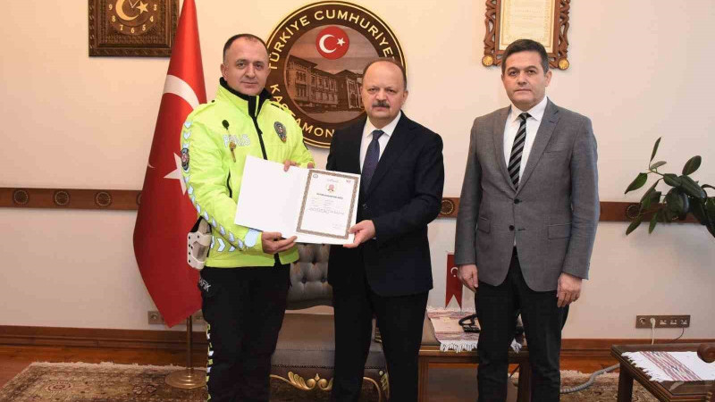 Kalp krizi geçiren vatandaşı hayata döndüren polis memurlarına başarı belgesi