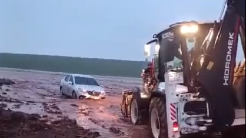 OTOMOBİLLE SELE KAPILDI, KEPÇEYLE KURTARILDI