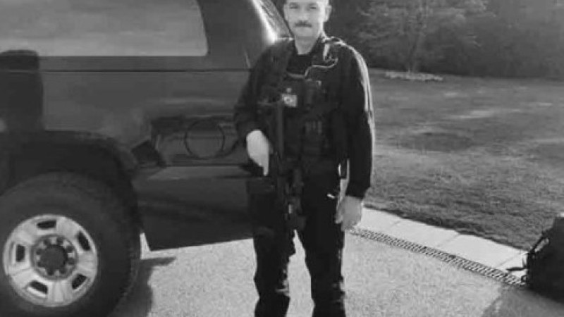 Polis memuru  kalbine yenik düştü