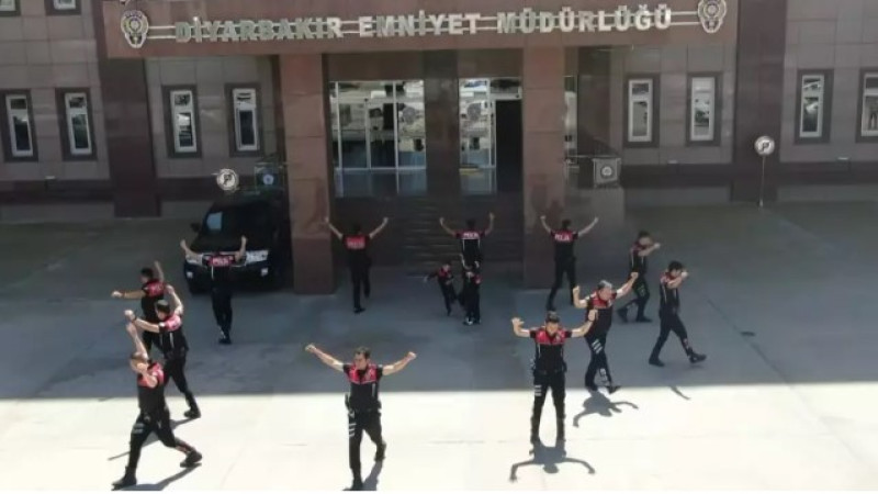 Diyarbakır'da Yunus timleri de çocuklarla zeybek oynadı