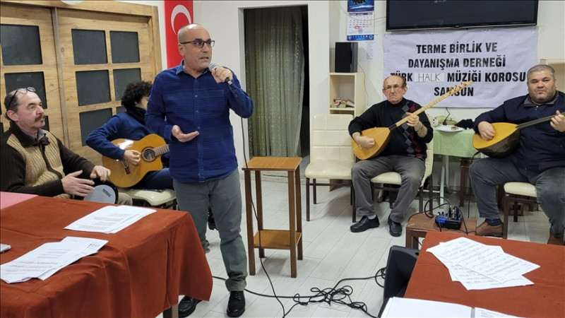 Emekli polisin türkü tutkusu