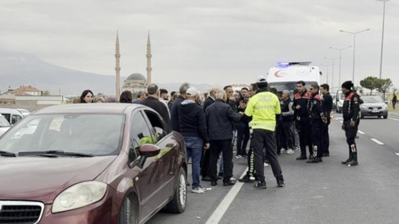 Aksaray'da polis cenazesi sırasında konvoydaki araçlara sopa ve taşlarla saldırı