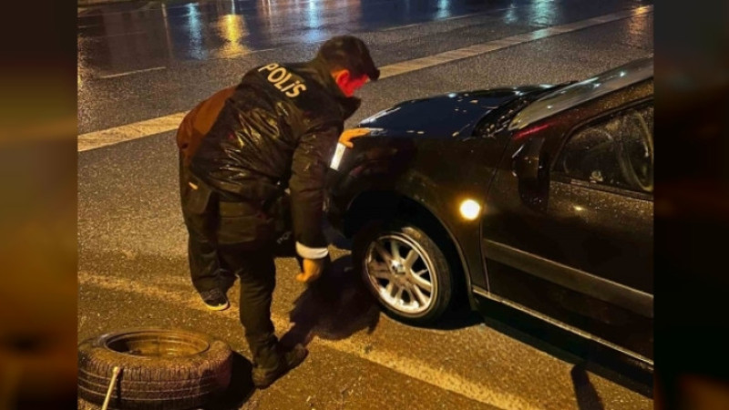 Lastiği patlayan yaşlı sürücüye polis sahip çıktı