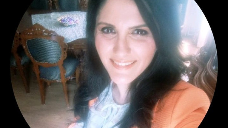 Kandil Işığı Gibidir, Öğretmen